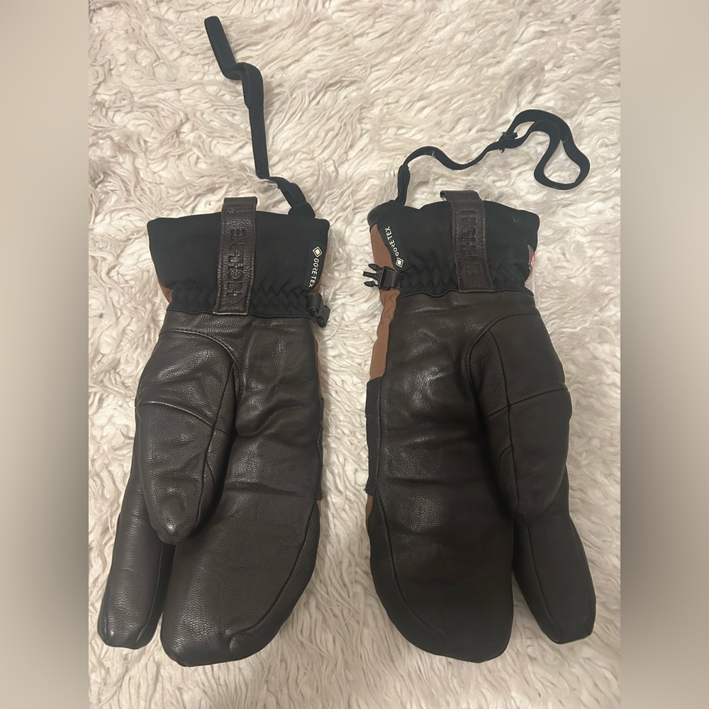 Women’s ski kit complete w/ gently used jacket, pants, leggings, gloves & bag! - Picture 6 of 17